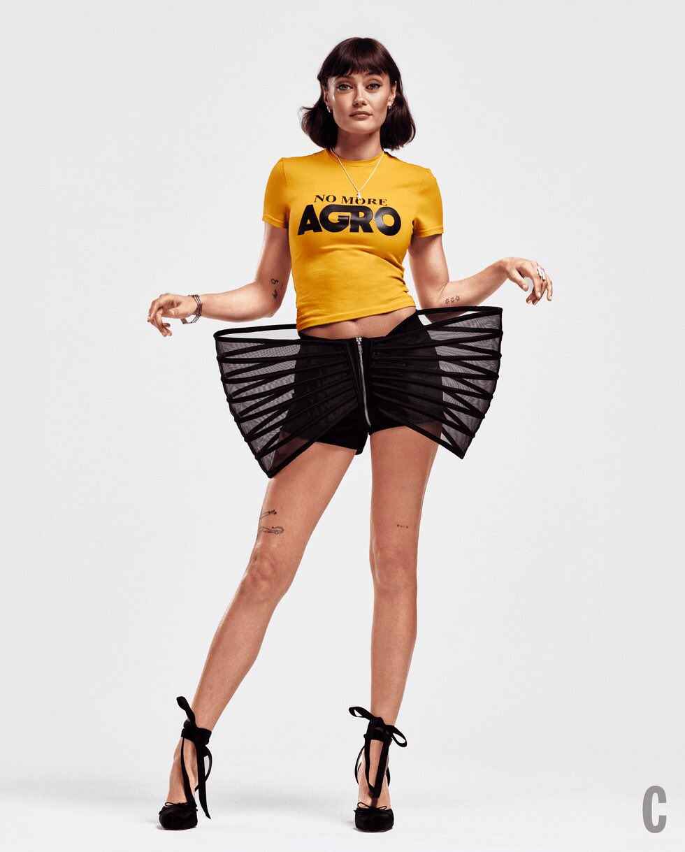 Pose reference for look 01
